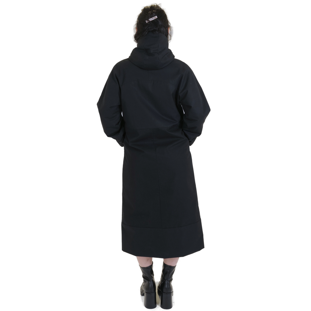 KOLO Berlin Modelabel aus Berlin. Der Mantel EOS aus Bio Baumwolle (Ventile, EtaProof) schwarz