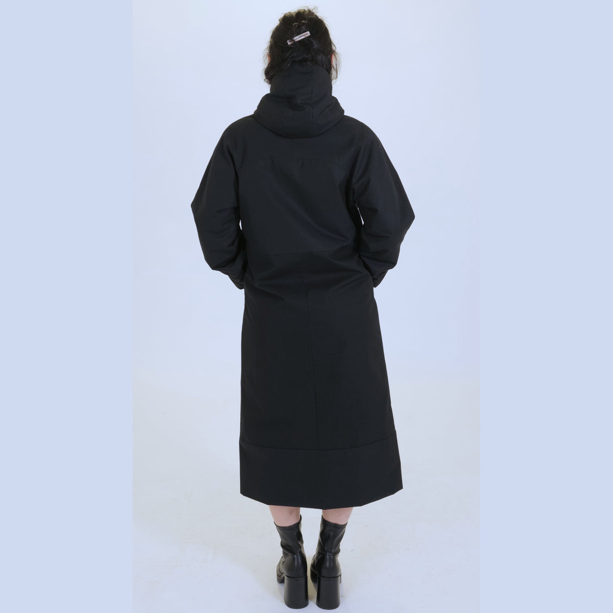 KOLO Berlin Modelabel aus Berlin. Der Mantel EOS aus Bio Baumwolle (Ventile, EtaProof) schwarz