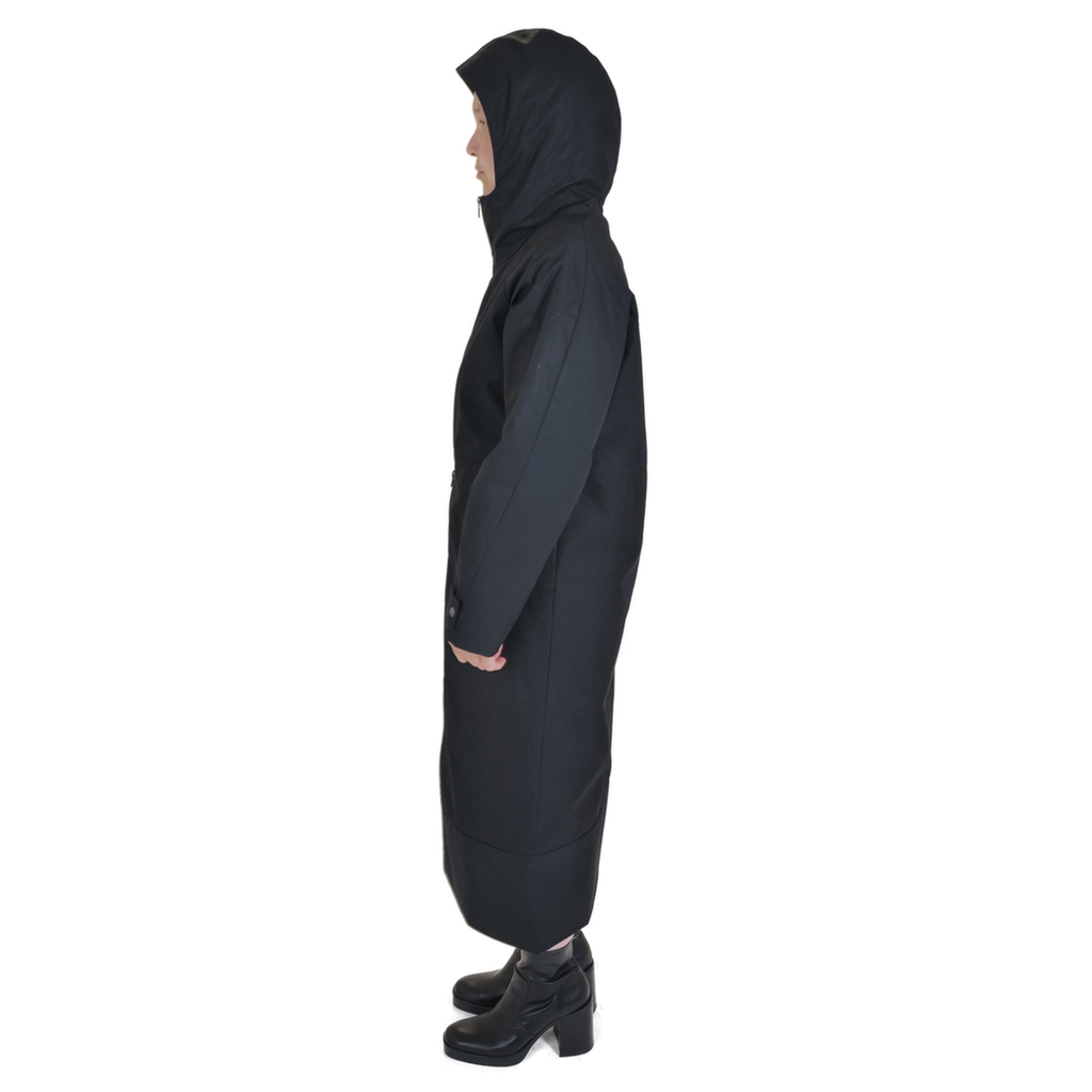 KOLO Berlin Modelabel aus Berlin. Der Mantel EOS aus Bio Baumwolle (Ventile, EtaProof) schwarz