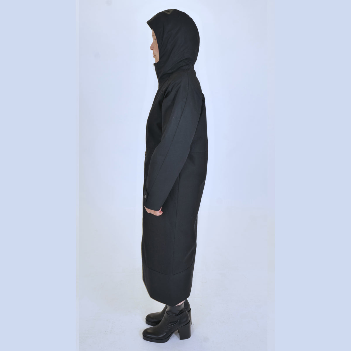 KOLO Berlin Modelabel aus Berlin. Der Mantel EOS aus Bio Baumwolle (Ventile, EtaProof) schwarz