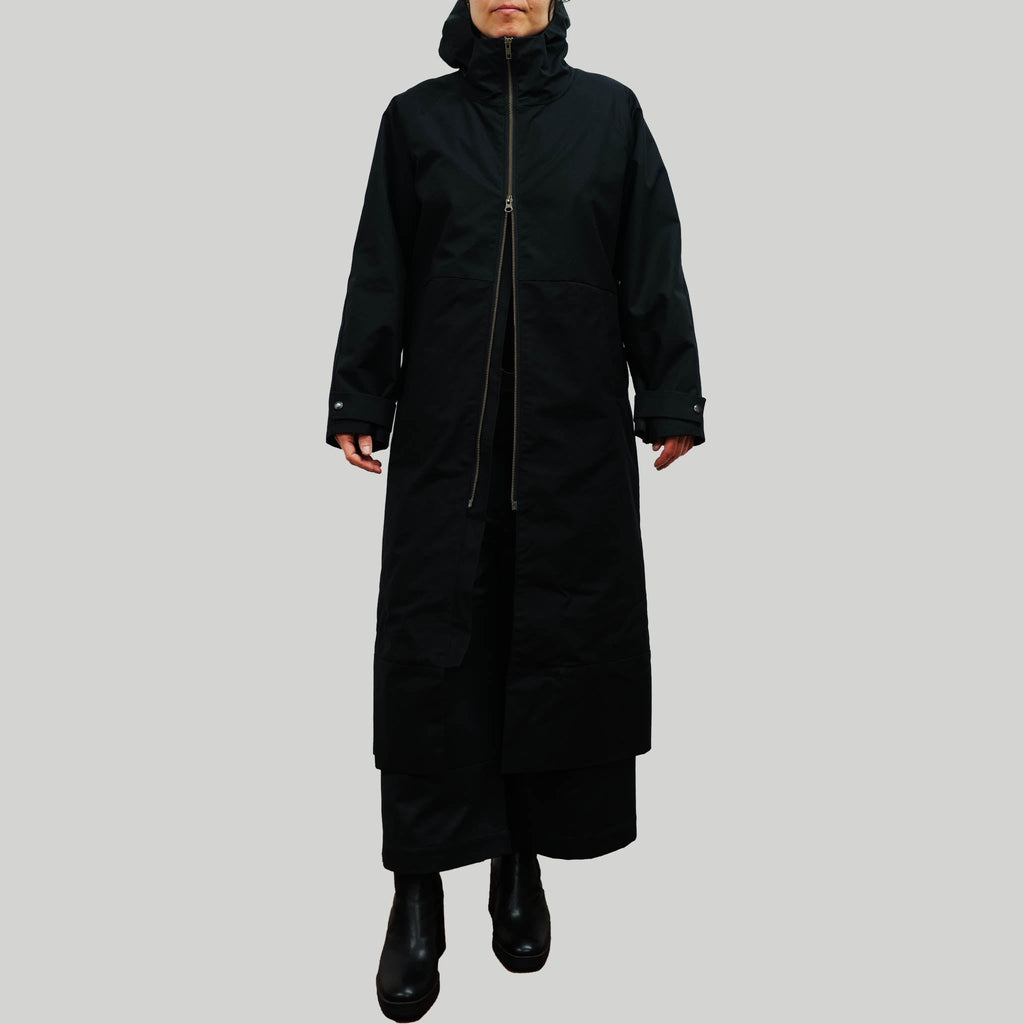 KOLO Berlin Modelabel aus Berlin. Der Mantel EOS aus Bio Baumwolle (Ventile, EtaProof) schwarz